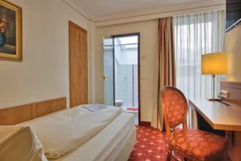 标准单人间, Condor