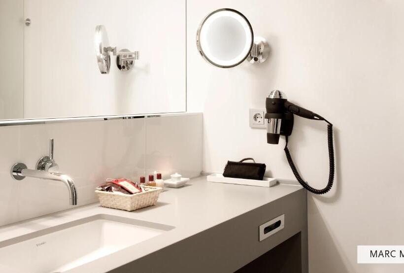 Номер Deluxe, Marc München