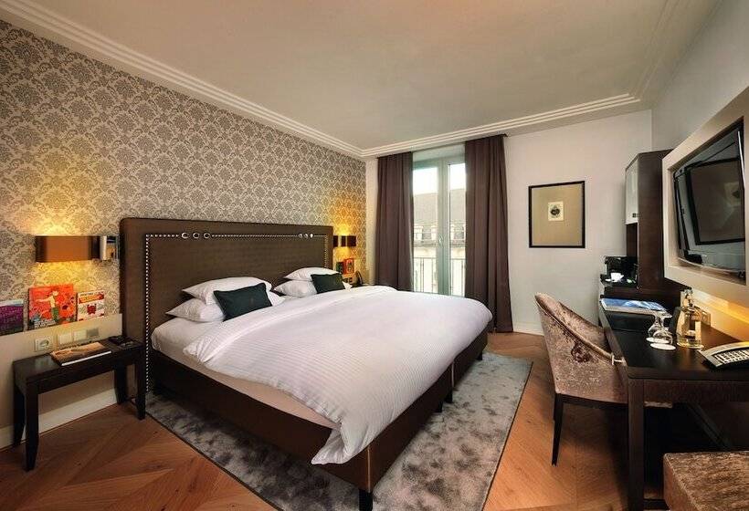 اتاق کلاسیک, Maximilian’s