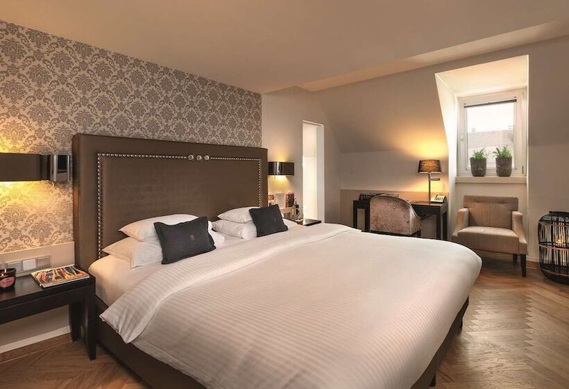 اتاق کلاسیک, Maximilian’s