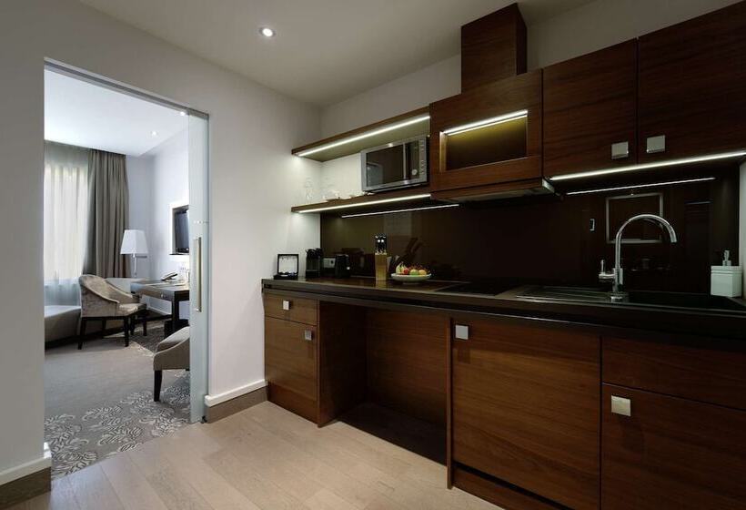 استودیوی استاندارد, Maximilian’s