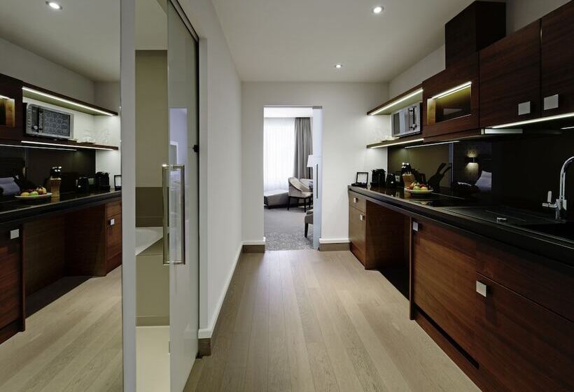 استودیوی استاندارد, Maximilian’s