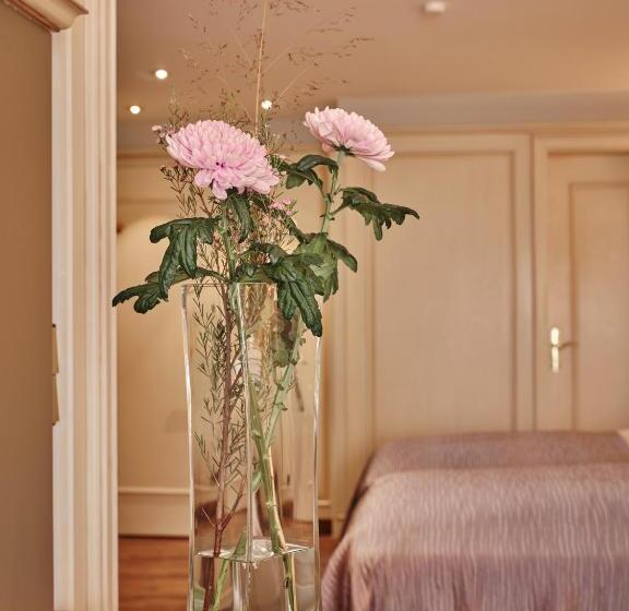 컴포트 룸, Reppert