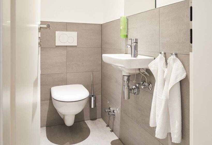 חדר משפחתי, Victoria Nürnberg