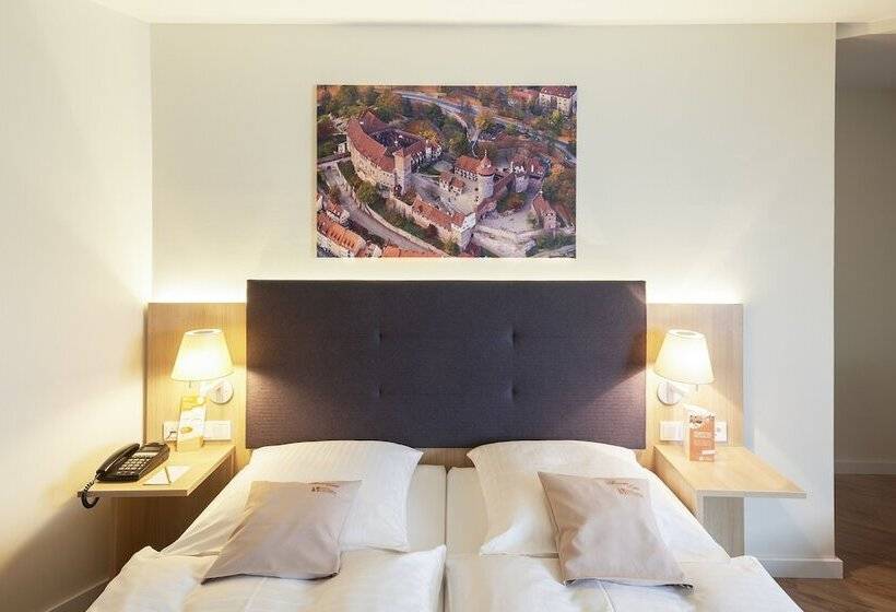 חדר משפחתי, Victoria Nürnberg