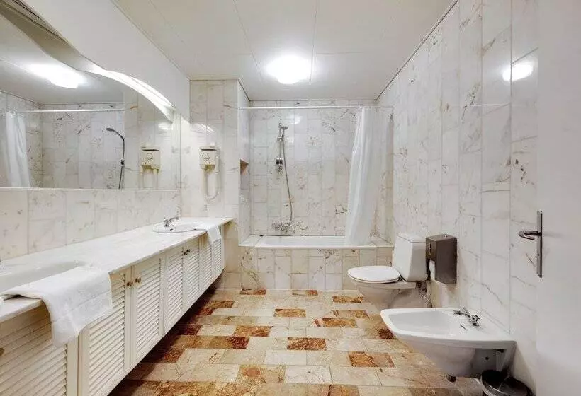 Superior Room, Kryb I Ly Kro