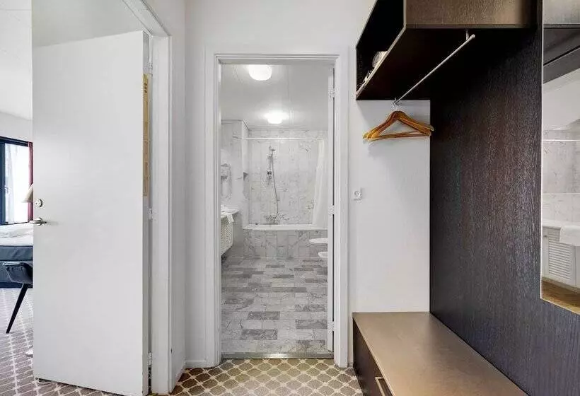 Superior Room, Kryb I Ly Kro