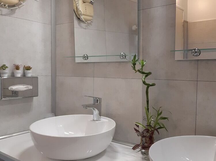 Номер Стандарт, Aerotel Versailles Saint Cyr  L Etape Du Silence