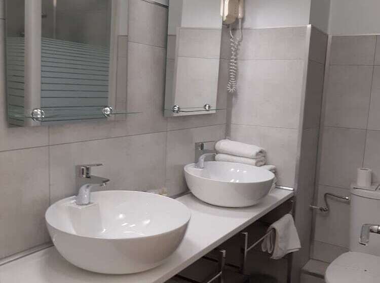 Номер Стандарт, Aerotel Versailles Saint Cyr  L Etape Du Silence