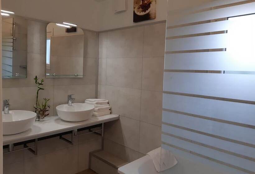 Номер Стандарт, Aerotel Versailles Saint Cyr  L Etape Du Silence