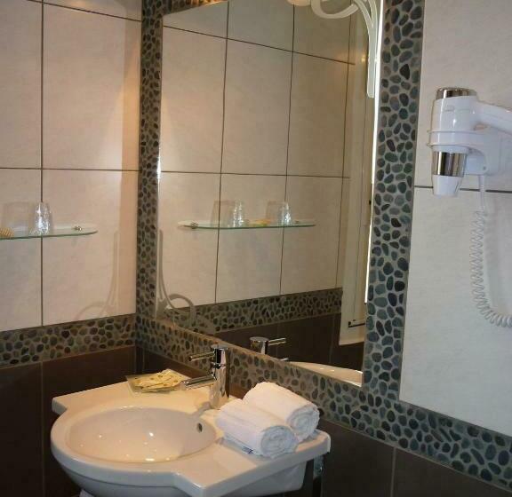 Номер Стандарт Трехместный, Adonis Sanary Grand Hôtel Des Bains