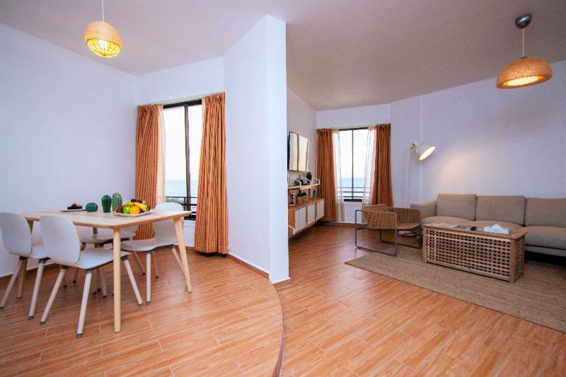 سوییت اجرایی, Bm Beach