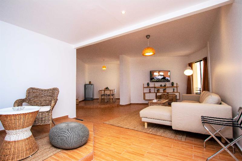 سوییت اجرایی, Bm Beach