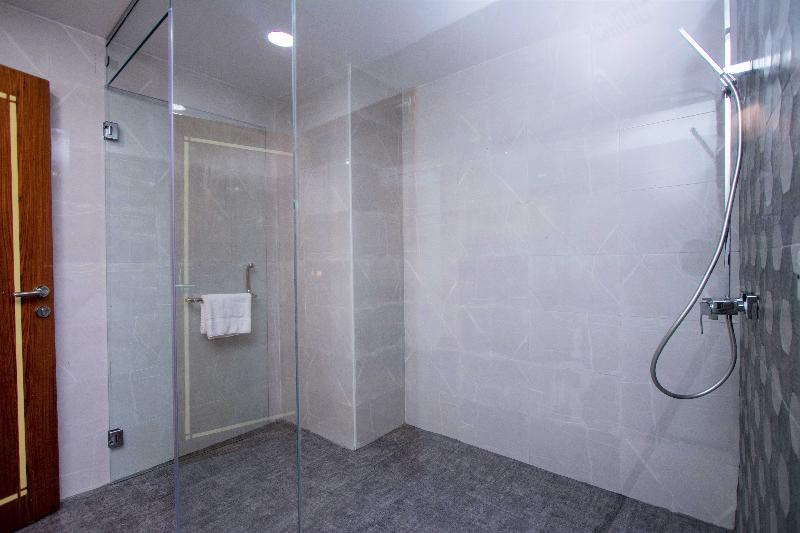 سوییت اجرایی, Bm Beach