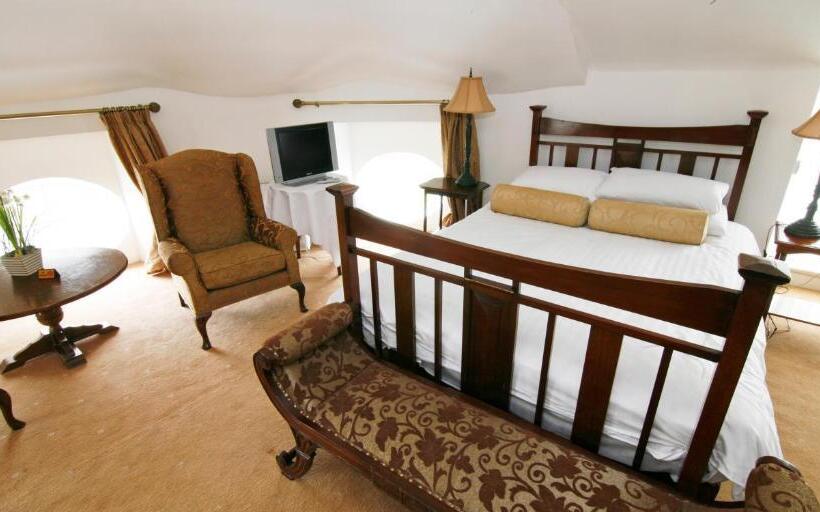 غرفة عائلية, Innishannon House