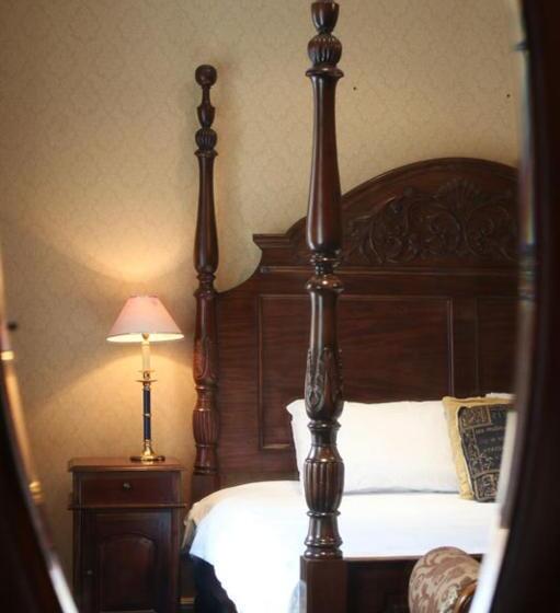 غرفة عائلية, Innishannon House