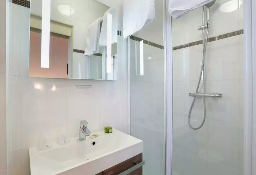 Standard Kolmen Hengen Huone, Les Marronniers