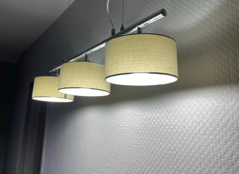 Chambre Triple Standard, Du Commerce