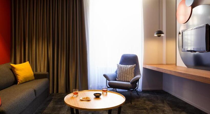 جناح جونيور, Hostellerie Du Chapeau Rouge