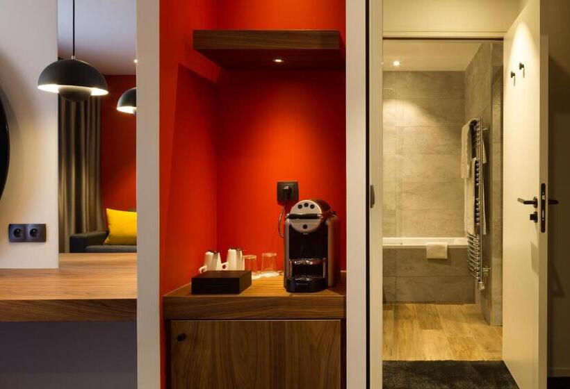 سوییت جونیور, Hostellerie Du Chapeau Rouge