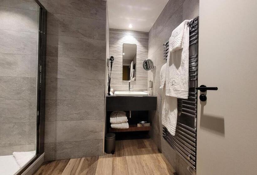 اتاق خانوادگی, Hostellerie Du Chapeau Rouge