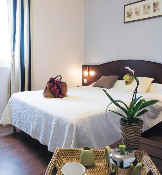 غرفة قياسية مطلة على المدينة, Hôtel De France Vire