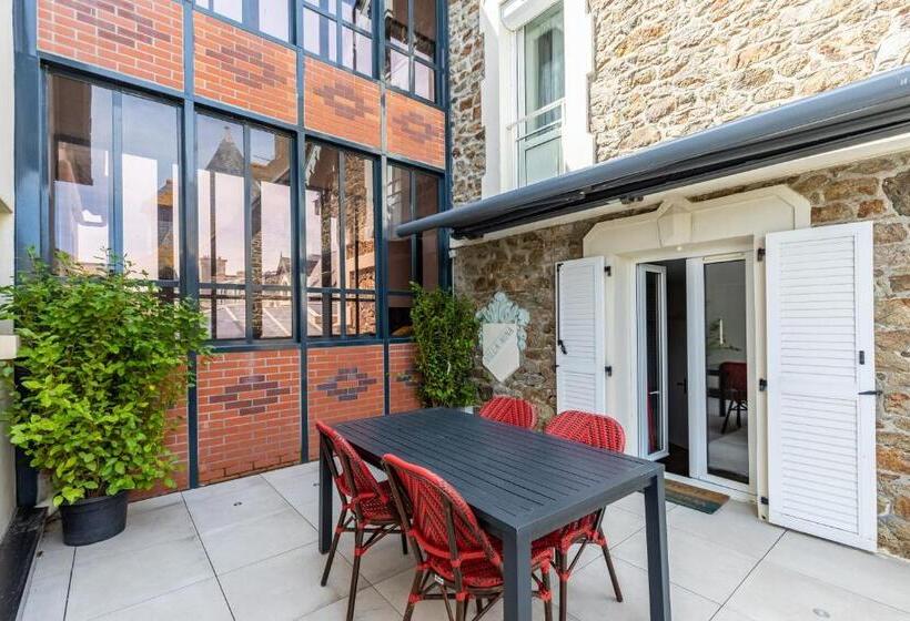 Standard Triple Room with Terrace, Kyriad Saint Malo Centre Plage