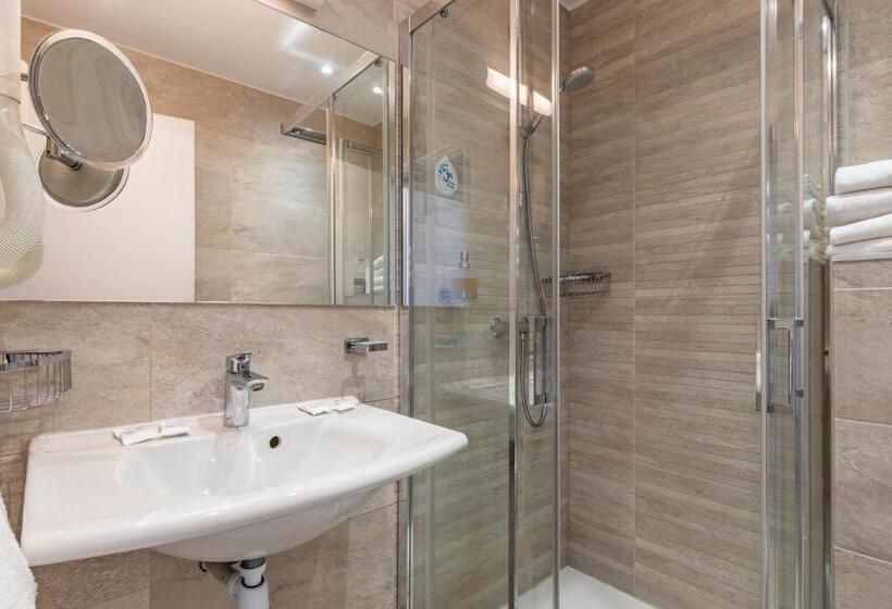 Четырехместный Номер Стандарт, Kyriad Saint Malo Centre Plage