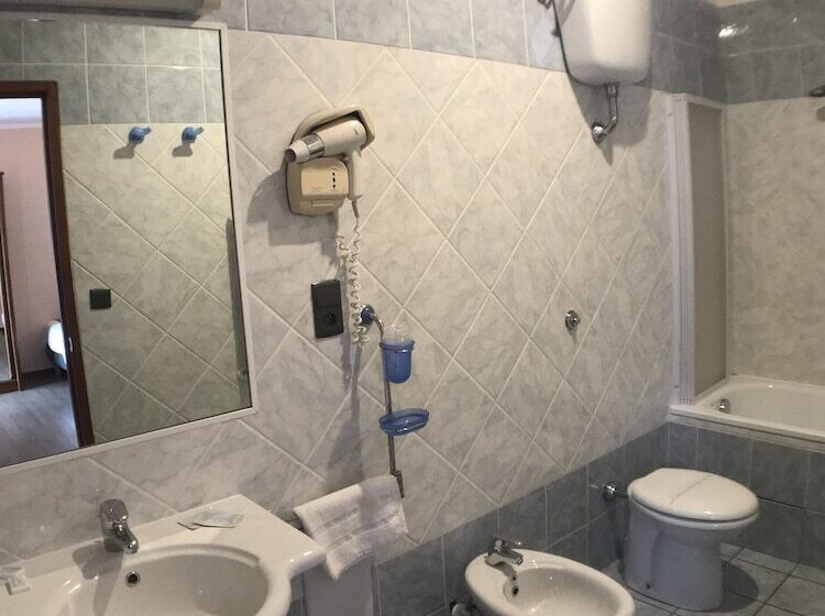 חדר סטנדרט לשלושה, Vesuvio