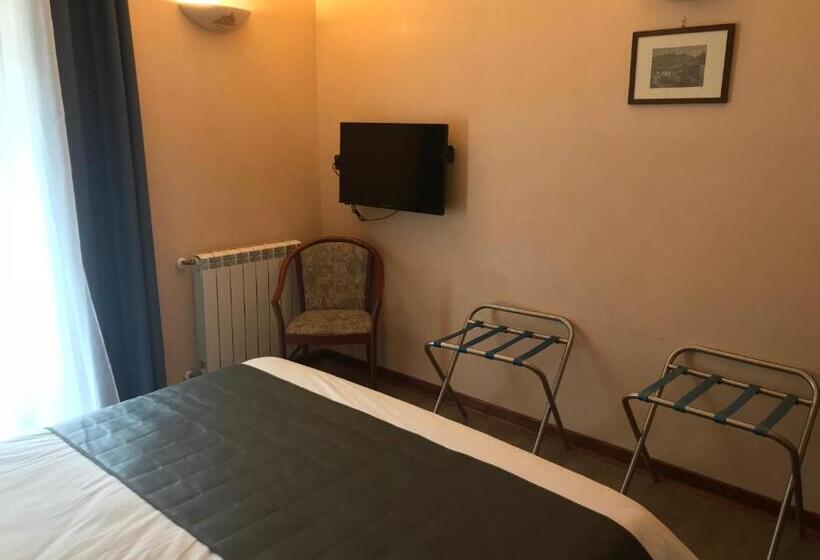 חדר לארבעה סטנדרטי עם מרפסת, Vesuvio