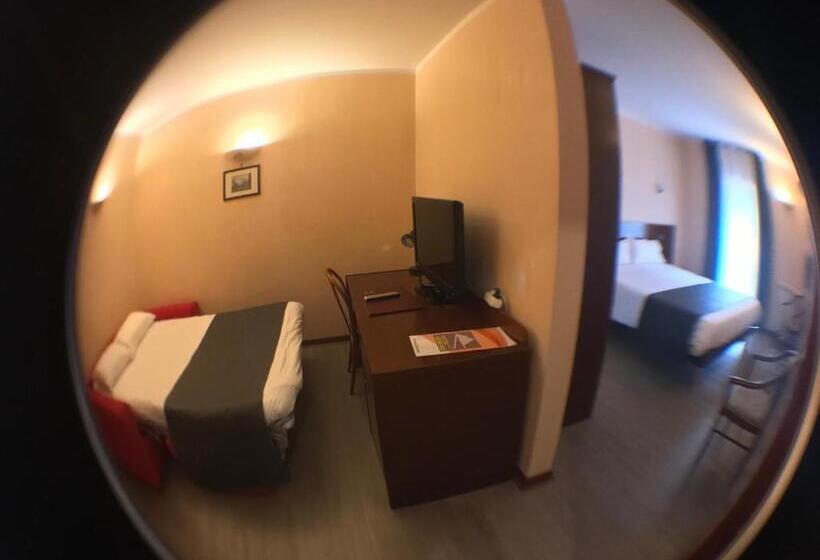 חדר לארבעה סטנדרטי עם מרפסת, Vesuvio