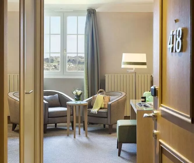 اتاق سوپریور با چشم‌انداز دریا, Hôtel Barrière L Hôtel Du Golf