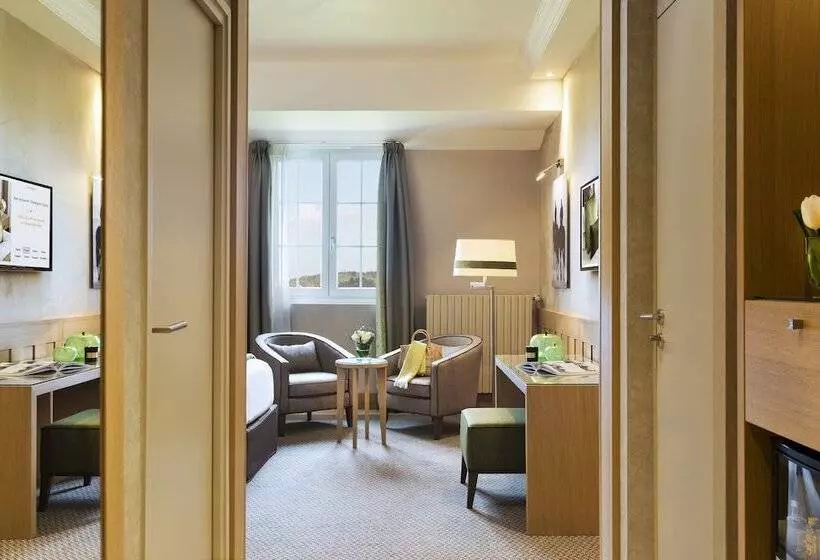 اتاق سوپریور با چشم‌انداز دریا, Hôtel Barrière L Hôtel Du Golf