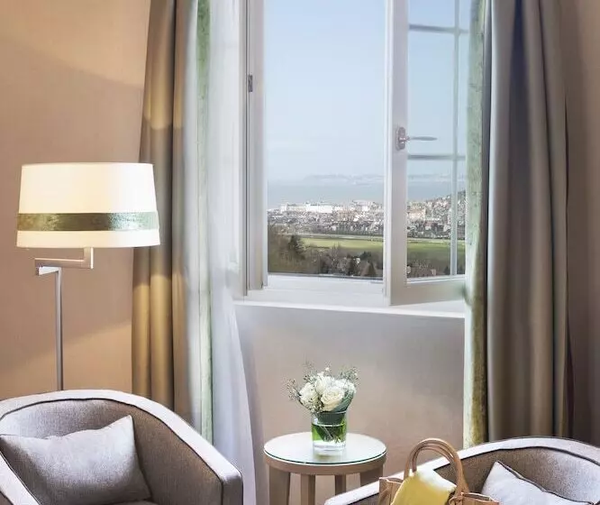 اتاق سوپریور با چشم‌انداز دریا, Hôtel Barrière L Hôtel Du Golf