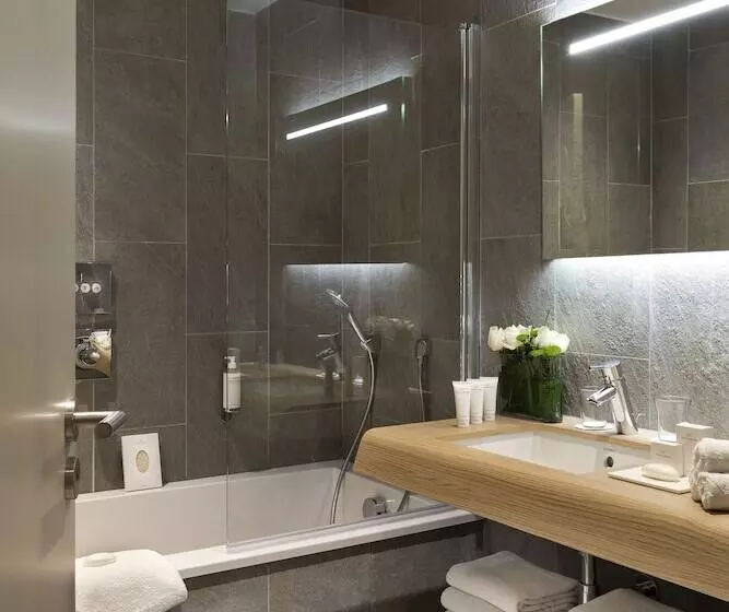 اتاق لوکس با چشم‌انداز دریا, Hôtel Barrière L Hôtel Du Golf