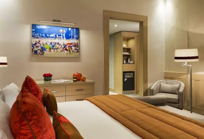 اتاق لوکس با چشم‌انداز دریا, Hôtel Barrière L Hôtel Du Golf