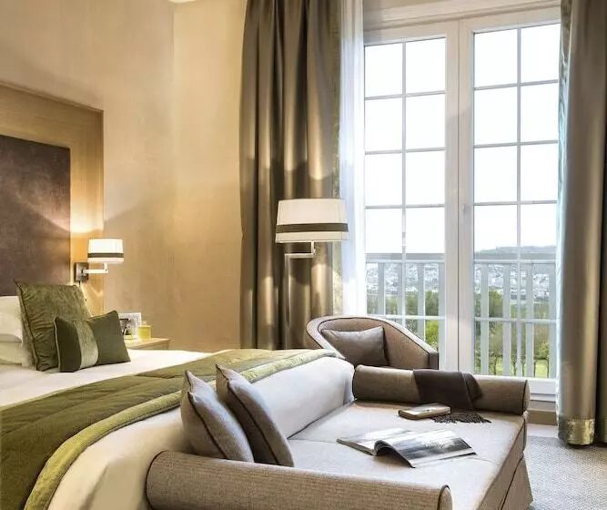 اتاق لوکس با چشم‌انداز دریا, Hôtel Barrière L Hôtel Du Golf