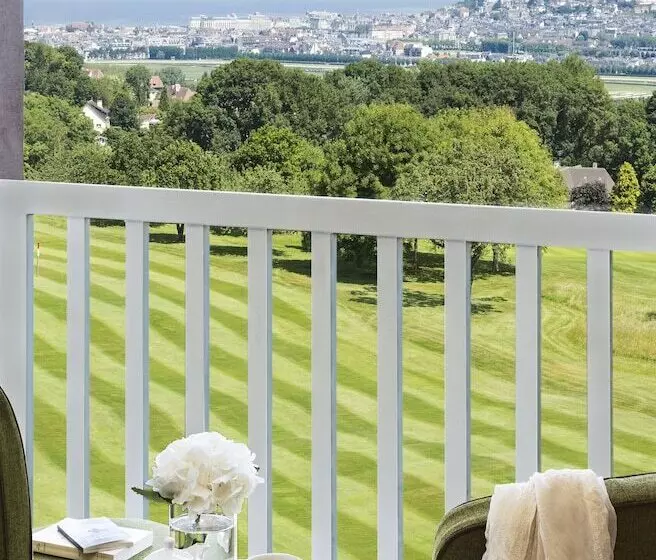 اتاق اجرایی با چشم‌انداز دریا, Hôtel Barrière L Hôtel Du Golf