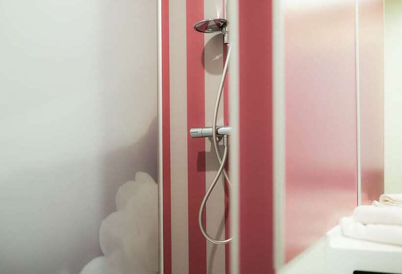 חדר סטנדרט לארבעה, Logis Hôtel De L Europe