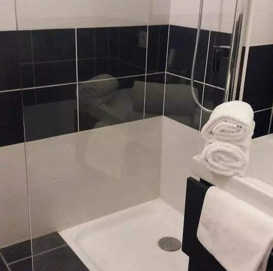 Standard Triple Room, Des Thermes Et Du Casino
