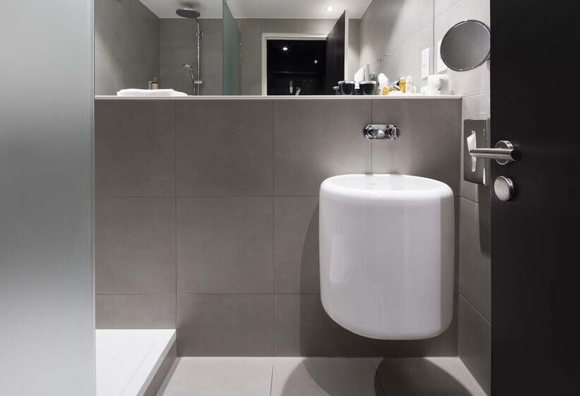 高级大房间, Diana Dauphine