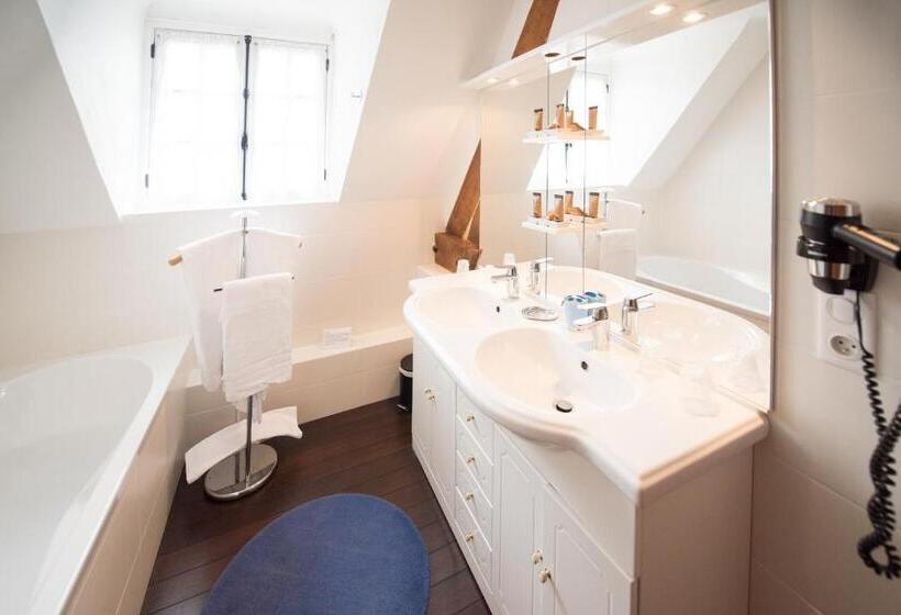 Четырехместный Номер Стандарт, Logis Hôtels   Hôtel Restaurant Domaine Les Falaises