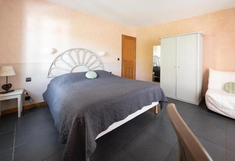 Номер Стандарт с Балконом, Logis Hôtels   Hôtel Restaurant Domaine Les Falaises