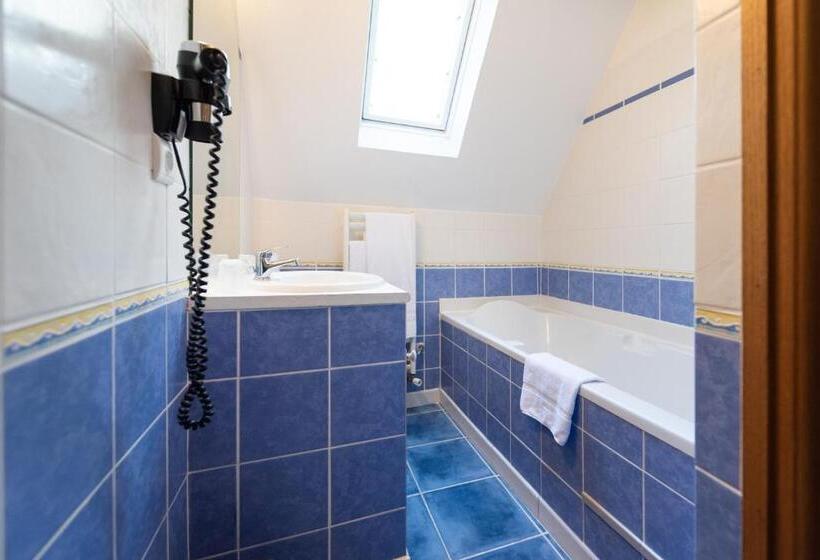 Номер Стандарт Трехместный, Logis Hôtels   Hôtel Restaurant Domaine Les Falaises