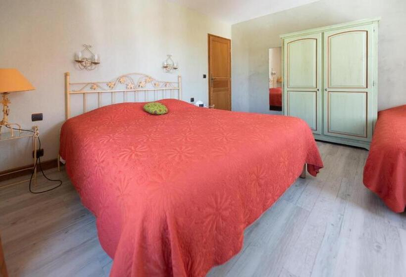 Номер Стандарт Трехместный, Logis Hôtels   Hôtel Restaurant Domaine Les Falaises