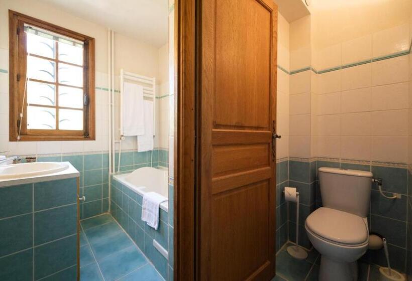 Номер Стандарт Трехместный, Logis Hôtels   Hôtel Restaurant Domaine Les Falaises