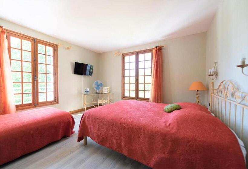 Номер Стандарт Трехместный, Logis Hôtels   Hôtel Restaurant Domaine Les Falaises