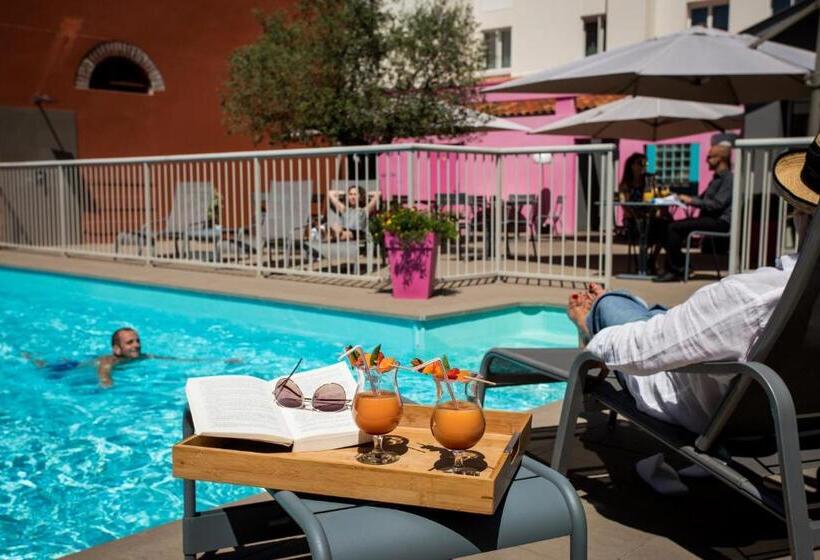 Четырехместный Номер Стандарт, Logis Hotels Grand Hotel D Orléans