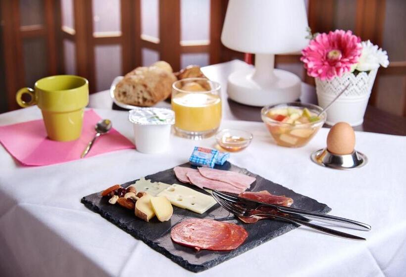 Четырехместный Номер Стандарт, Logis Hotels Grand Hotel D Orléans