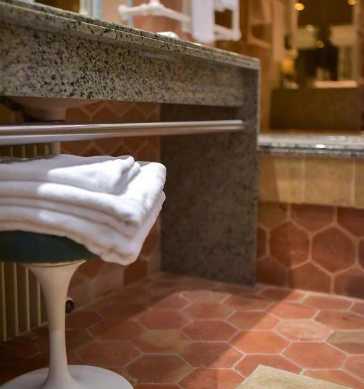 Полулюкс Повышенной Комфортности, Grand Hôtel Du Lion D Or